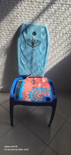 Mesinha e prancha de surf 