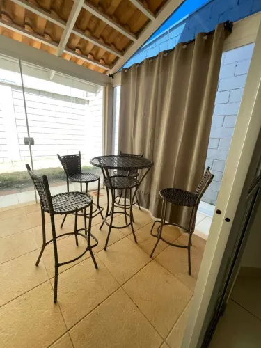 BISTRÔ COM 4 BANQUETAS