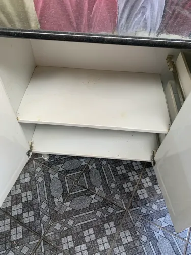 balcão de cozinha em aço com 2 portas, 4 gavetas e tampo preto