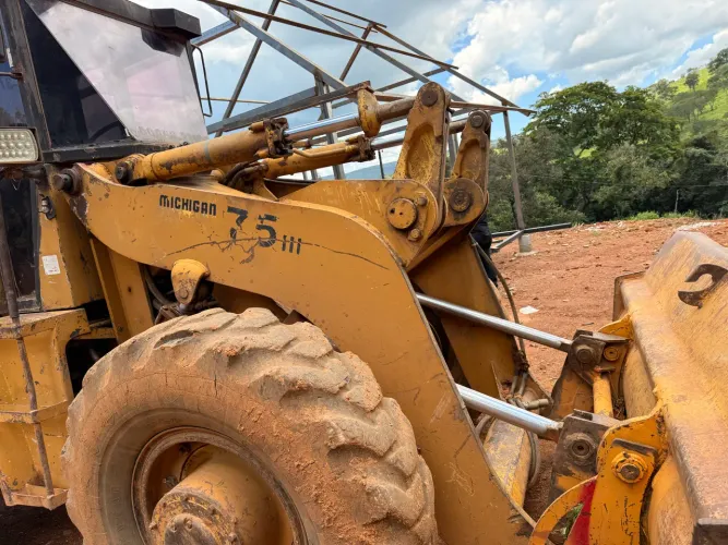 Pá carregadeira Michigan 75III
