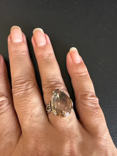 Anel em prata com pedra fumé maravilhoso!
