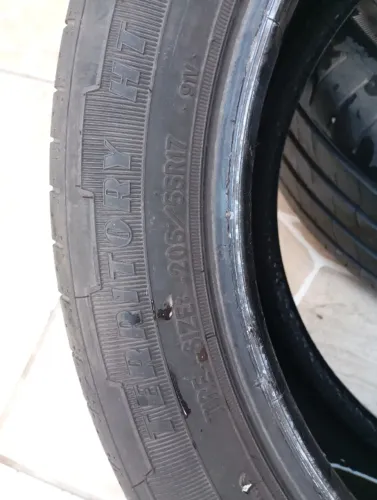 4 Pneus Goodyear 205/55-17 usados