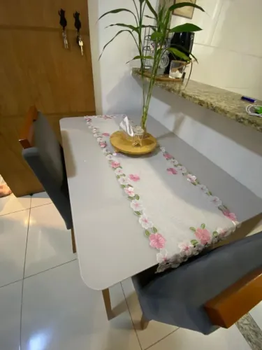 Mesa de jantar com quatro cadeiras