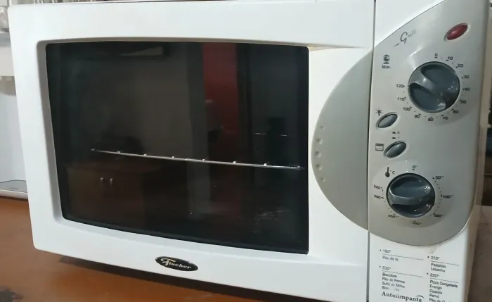 Forno Elétrico Fischer 110Vts/44Lts, moderno, funcionando e conservado. Barbada/Desapego.