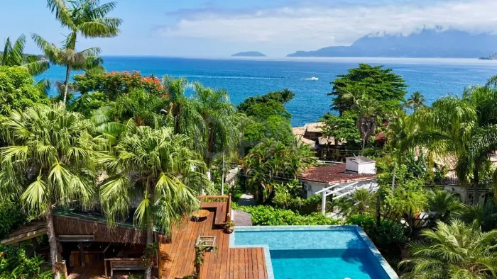 Casa com vista para o mar e pôr do sol entre a Praia da Feiticeira e o Julião - Ilhabela/S