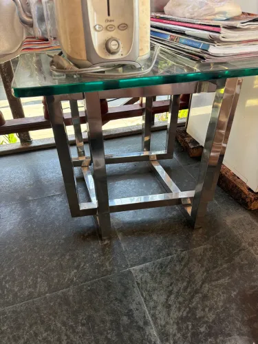 Mesa de metal e tampo de vidro