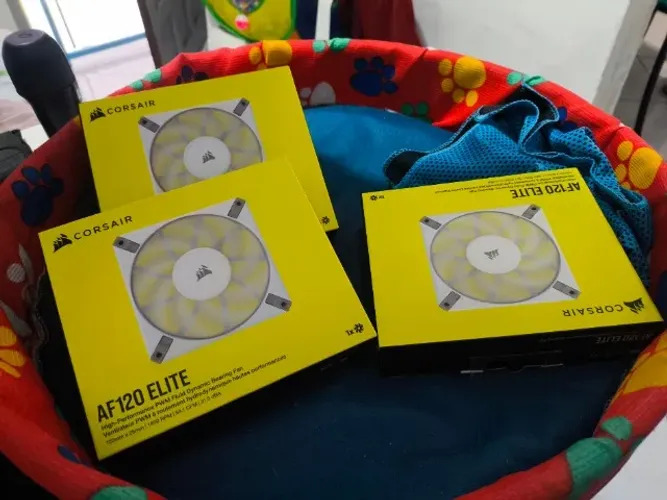 Kit com 3 Ventoinhas Corsair AF120 Elite Branco