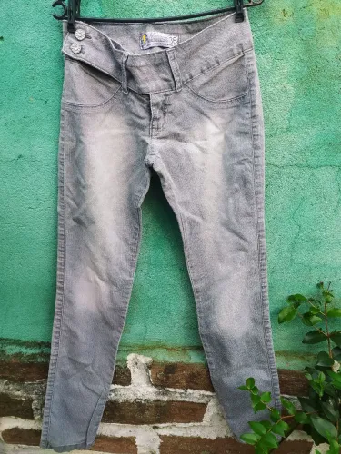 Calça jeans feminina brechó desapego outlet Tam P 36, em ótimo estado de conservação