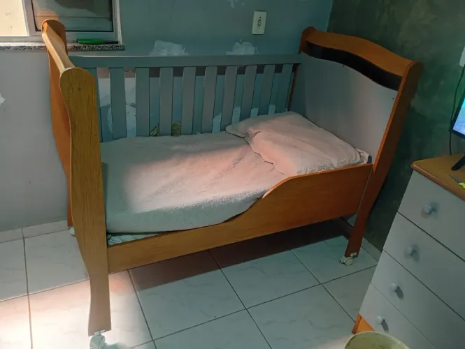 Berço que vira cama