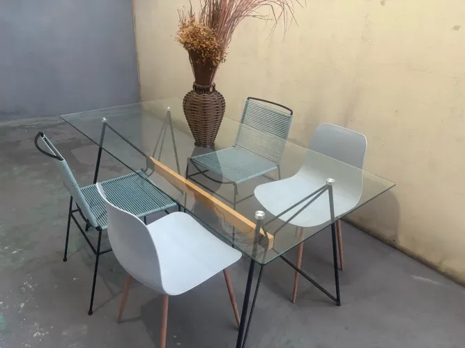 Mesa tampo de vidro incolor quatro cadeira Tok&Stok em ótimo estado de conservação