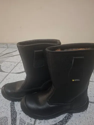 Vendo uma bota (safari), número 43/44, cano longo nova .