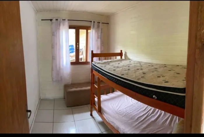 Cama de madeira (somente a parte de baixo)