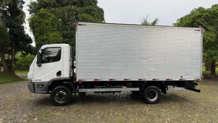 Caminhão MB Accelo 1016 baú 5,40m