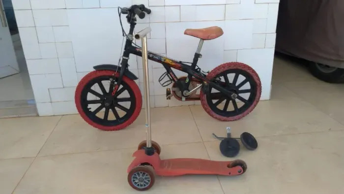 Bicicleta Infantil Aro 16 - Caloi Hot Wheels + Patinete Pequena