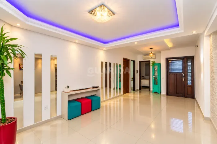 Casa Residencial de 05 dormitórios, sendo uma suíte no bairro Hipica.