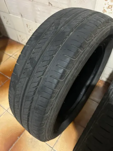 2 pneus Semi-novos