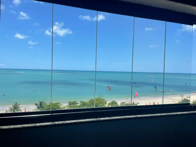 Lindo apartamento andar alto frente para o mar.