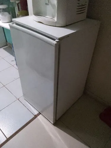 Vendo um frigobar funcionando