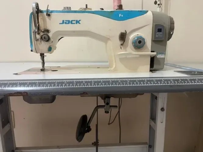 Mauina de costura industrial eletrônica da marca JACK, modelo F4