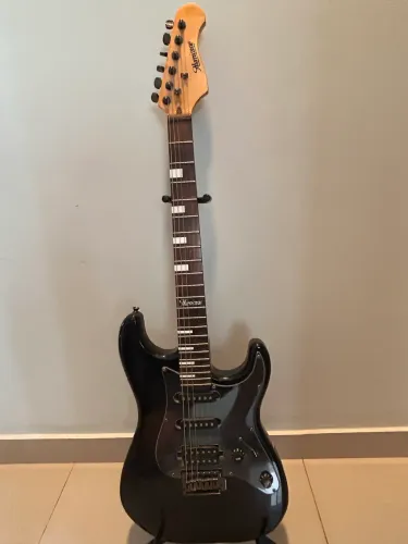 Guitarra Strato Hurricane