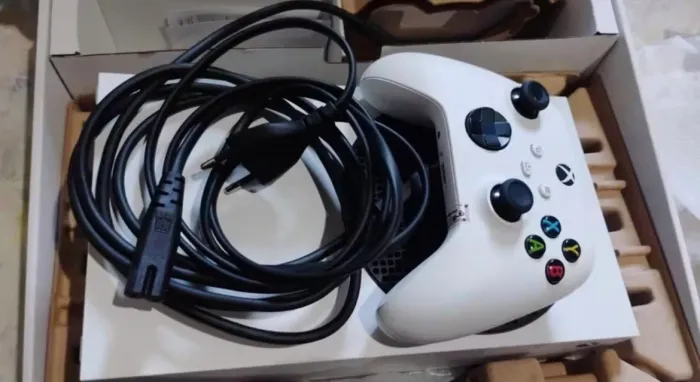 XBOX SERIES S, COM 2 CONTROLES ORIGINAIS E CAIXA