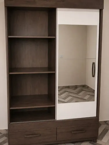 GUARDA ROUPA POSSUI UMA AVARIA