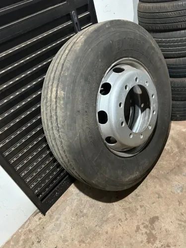 Vendo pneu com rodas 275/80/22,5 - pirelli