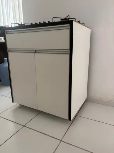 Armário com fogão cooktop embutido