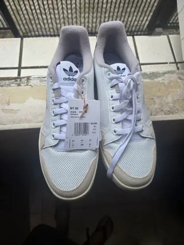 tenis branco com bege adidas 42 novo na caixa