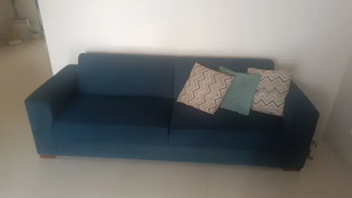 Sofá três lugares 