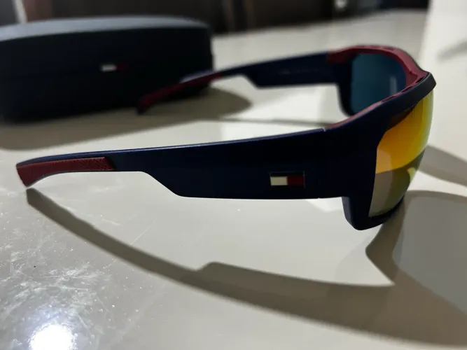Óculos de Sol Tommy Hilfiger Esportivo com Estojo - R$ 550