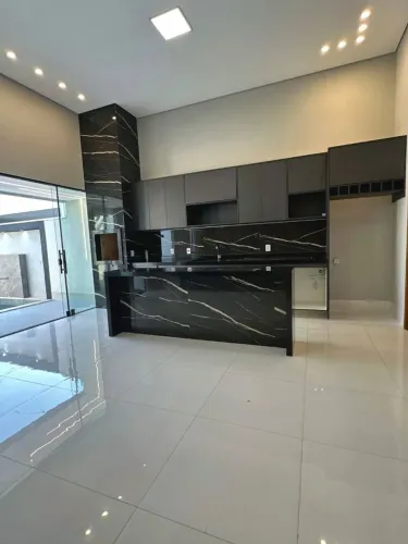 Vende-se belíssima casa de 3/4 sendo uma suíte no Bairro Jd Universitário em Cuiabá MT