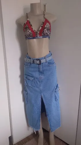 Conjunto de saia cargo e biquíni 