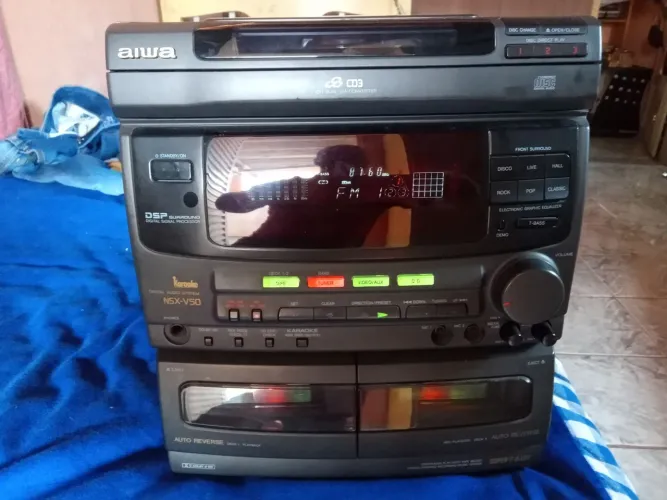 Central Aiwa modelo V50 funcionando parcialmente.