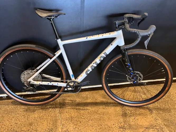 BICICLETA GRAVEL CALOI ARENITA TAMANHO MÉDIO ZERO 