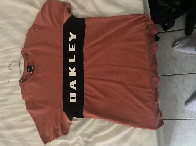 Camiseta da oklen slim fit , caimento perfeito aos ombros e manga original com pouco uso