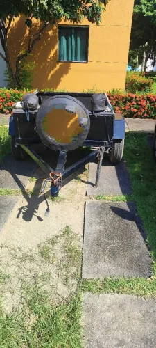 Carreta de reboque , som automotivo ou levar mercadorias.