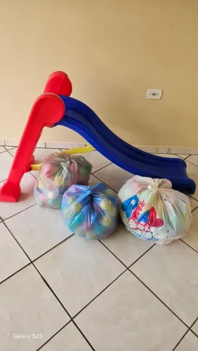 VENDO ESCORREGADOR COM  ESSAS BOLINHAS.
