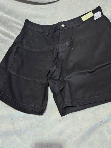Bermuda Reta Em Sarja Com Bolso Preto