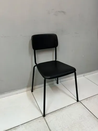 Cadeira fixa preta para escritório modelo tradicional
