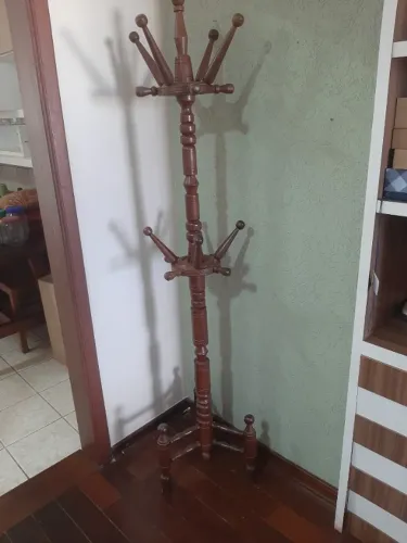 Belíssimo cabideiro em madeira nobre, com 16 apoios para pendurar, riquíssimo em detalhes