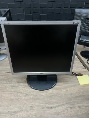 Vende-se monitor 17 polegadas, em boa condição, com cabo de energia