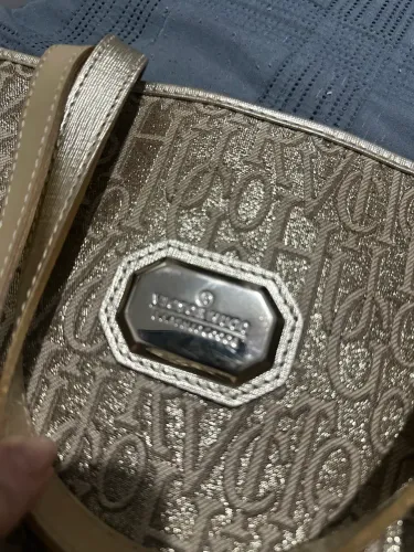 Bolsa Victor Hugo dourada e preta 