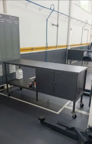 Bancada / Balcão de Oficina Longo de Metal com Rodinhas