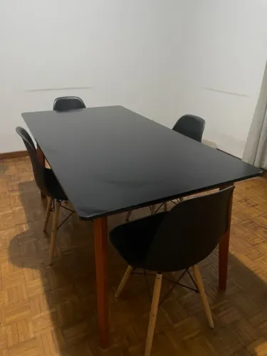 Mesa com quatro cadeiras