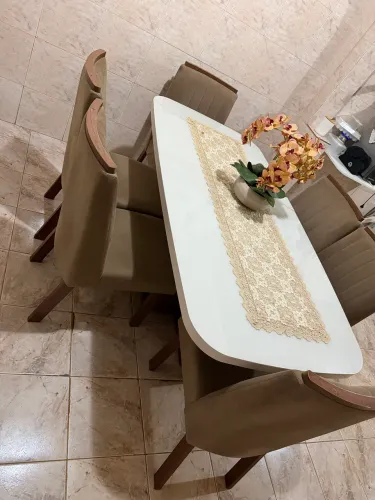 Mesa e cadeiras