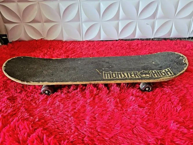 skate da Monster High 0.78 por 0.21 tudo ok 