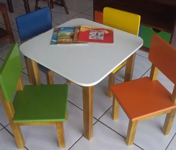 Conjunto mesa infantil com 4 cadeiras