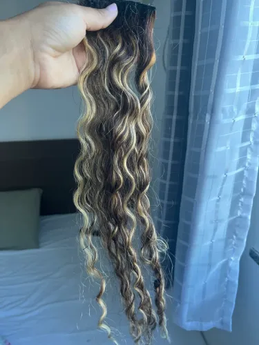 Mega hair longo cacheado com mechas