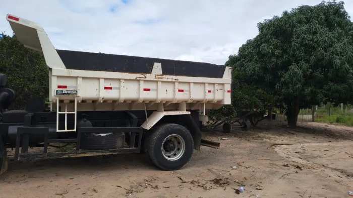 Vendo caçamba (basculante) completa,com o macaco a parte hidráulica manete etc.